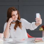 wolność freelancera. Praca w domu. styl życia blogera. kobieta robi zdjęcia