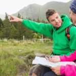 Pary obsiadanie na skale podczas podwyżki używać kompas i mapę