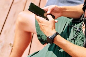 Jak sparować smartwatch z telefonem? Instrukcja łączenia zegarka przez Bluetooth