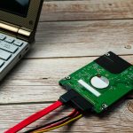 Kabel sata dysku twardego Z laptopem na drewnie Zewnętrzny dysk twardy do tworzenia kopii zapasowych