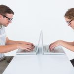 Geeky hipster para za pomocą laptopa