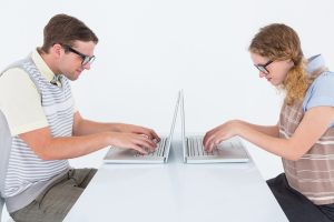 Geeky hipster para za pomocą laptopa