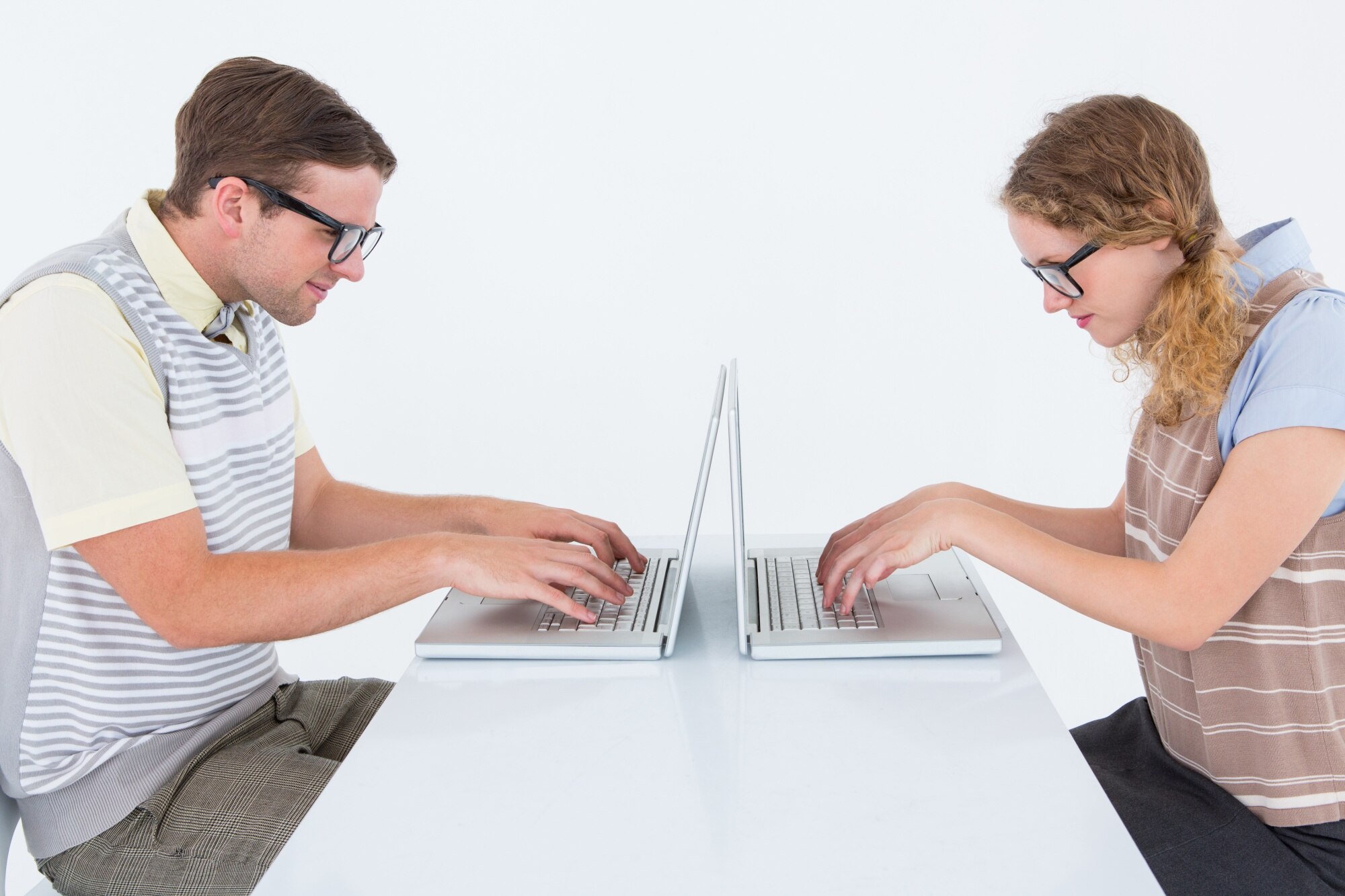 Geeky hipster para za pomocą laptopa