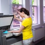 Studencki photocopying jej książkę w bibliotece