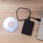 Cyfrowi opiekunowie informacji Zewnętrzny twardy dysk CD i pamięć flash USB laptop na drewnianym stole