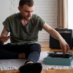 Mężczyzna słucha muzyki z płyty winylowej