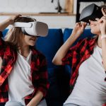 Dwie siostry bawią się i bawią w wirtualnej rzeczywistości