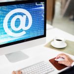 Koncepcja komunikacji e-mail z adresem przy znaku