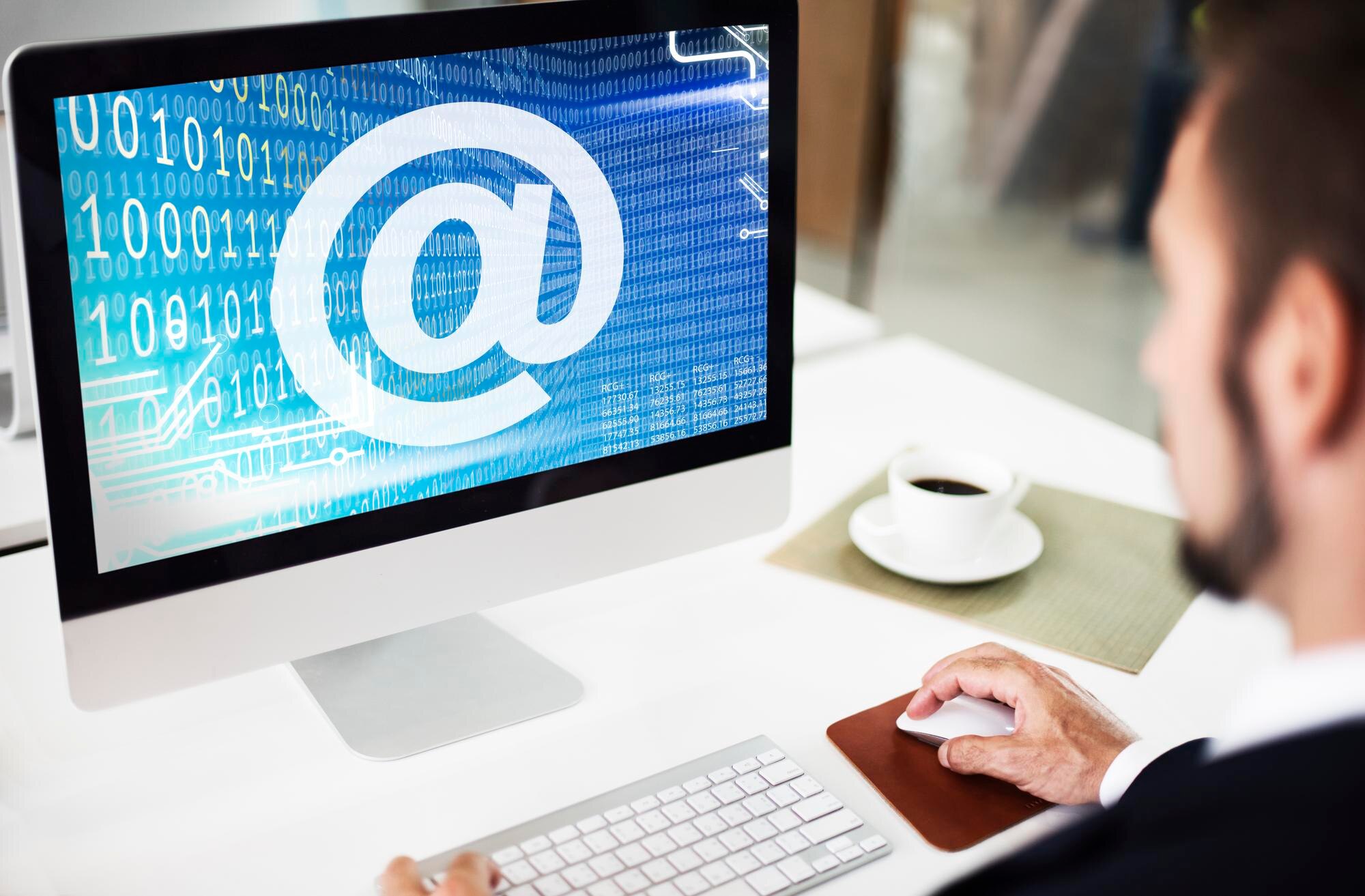 Koncepcja komunikacji e-mail z adresem przy znaku