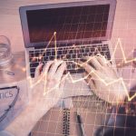 Podwójna ekspozycja rąk człowieka piszącego na klawiaturze laptopa i rysowanie hologramu wykresu forex Top view Koncepcja rynków finansowych