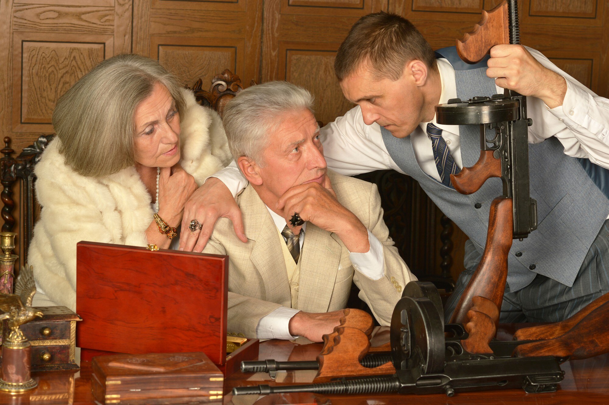 Towarzysze gangsterów z bronią w stylu retro