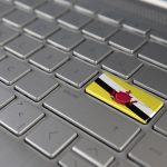 Klawiatura z flagą Brunei na przycisku enter reprezentuje język uczenia się cyberataku