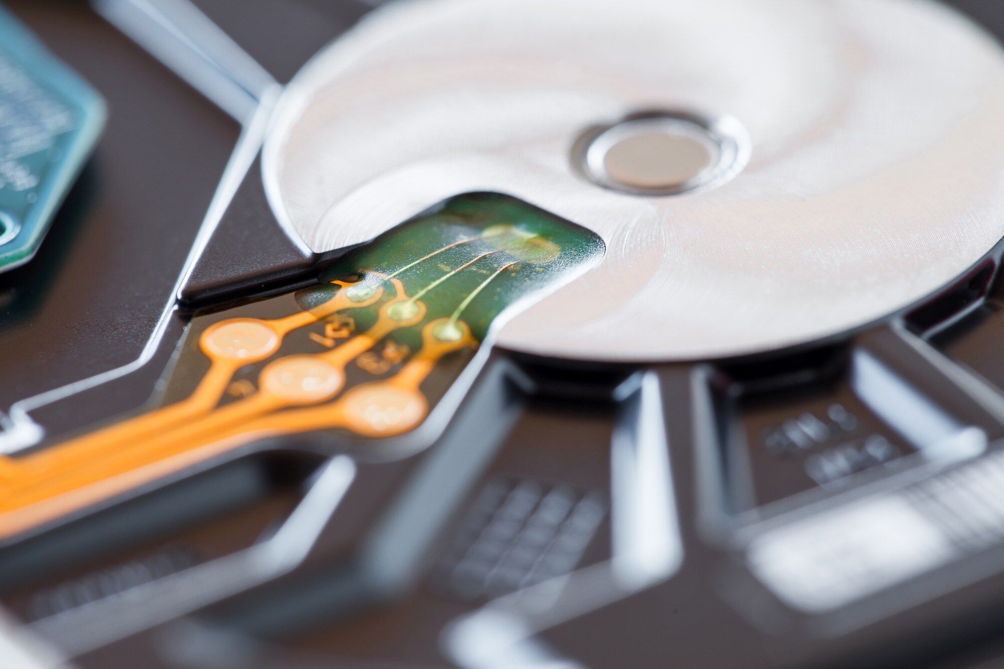 Dysk twardy hdd, wewnętrzne detale elektroniczne, makro, selektywne ustawianie ostrości