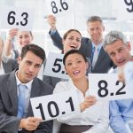 Wywiad panel trzyma wynik karty w biurze