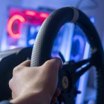 Prosta abstrakcyjna kierownica samochodu, ręce prowadzące pojazd