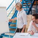 Koncentruje się kierownik bierze notatki podczas prezentaci