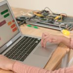 Z tyłu widok mądrej amerykańskiej dziewczyny kodującej inżynierię na zajęciach pedagogicznych