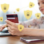 Elegantny klient z hologramem używający karty kredytowej do uwierzytelniania cybercash