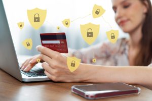 Jak bezpiecznie kupować przez internet? Zasady ochrony pieniędzy i danych