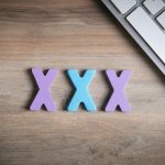 Klawiatura komputerowa z symbolami XXX.