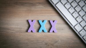 Klawiatura komputerowa z symbolami XXX.