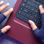 Hacker ręcznie kradnie dane z laptopa z góry w dół