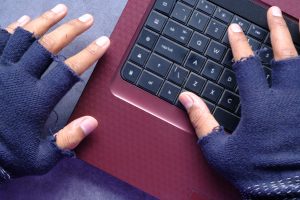 Jak odblokować klawiaturę w laptopie? Skróty klawiszowe i przyczyny blokady