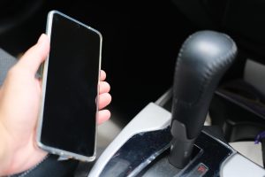 Uchwyt na telefon do samochodu – jaki wybrać i gdzie go bezpiecznie zamontować?