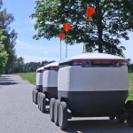 Przenoszenie robotów dostawczych na drogę. Cyber-kurierzy krążą po chodnikach Estonii. Skopiuj miejsce na projekt. Nowoczesna koncepcja dostawy – dostawa robotów.