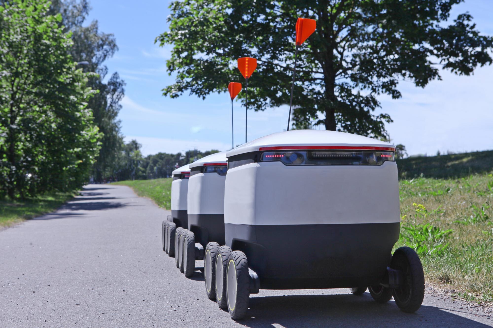 Przenoszenie robotów dostawczych na drogę. Cyber-kurierzy krążą po chodnikach Estonii. Skopiuj miejsce na projekt. Nowoczesna koncepcja dostawy – dostawa robotów.