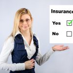 Koncepcja ubezpieczenia. Kobieta biznesu i umowa ubezpieczenia