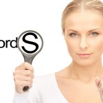 koncepcja biznesowa i seo - kobieta z lupą i słowem kluczowym