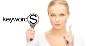 koncepcja biznesowa i seo - kobieta z lupą i słowem kluczowym