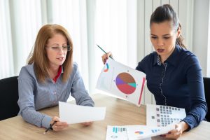 Na czym polega analiza benchmarkingowa i jak wykorzystać ją w biznesie?