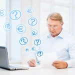 koncepcja biznesowa, podatkowa, biurowa, szkolna i edukacyjna - staruszek w okularach wypełniający formularz w domu