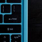 Widok z góry na dół Przycisk klawiatury notebooka w kolorze błękitnym