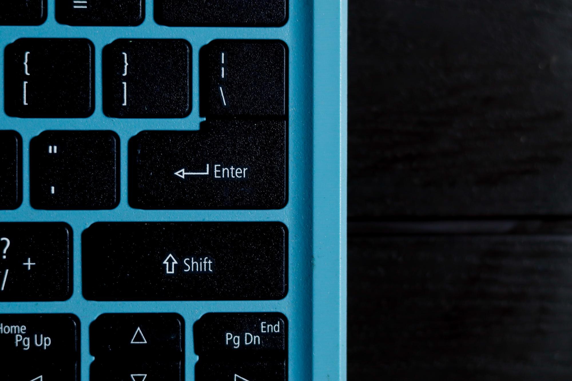 Widok z góry na dół Przycisk klawiatury notebooka w kolorze błękitnym