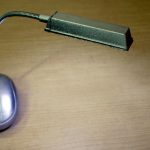 Lampa biurkowa na tle drewnianego stołu