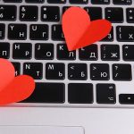 Czerwone serca na klawiaturze komputera z bliska
