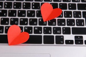 Czerwone serca na klawiaturze komputera z bliska