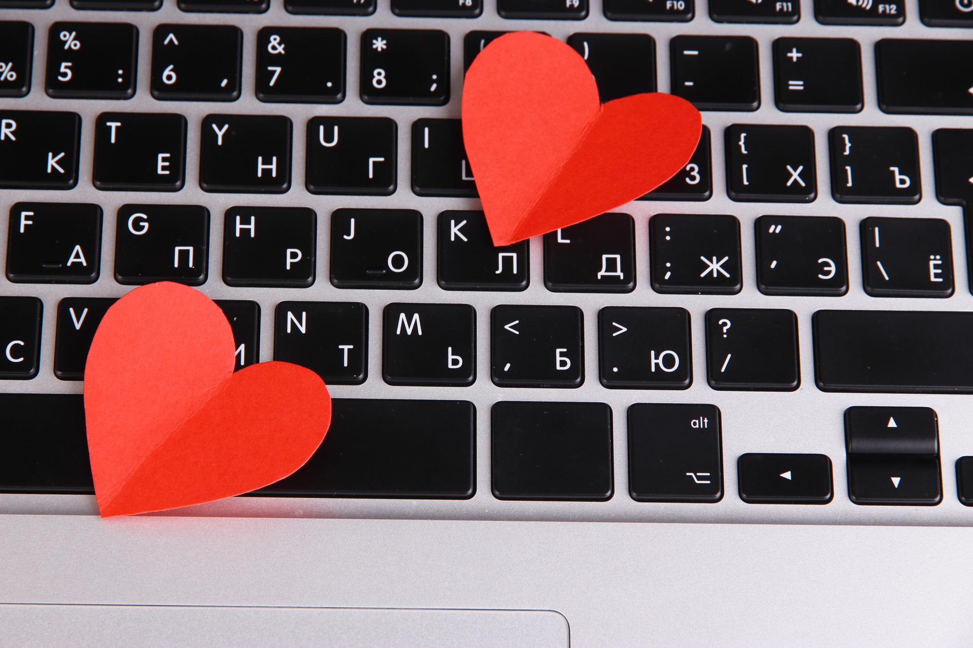 Czerwone serca na klawiaturze komputera z bliska