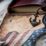 Dzień Kolumba i mapa świata z kompasem