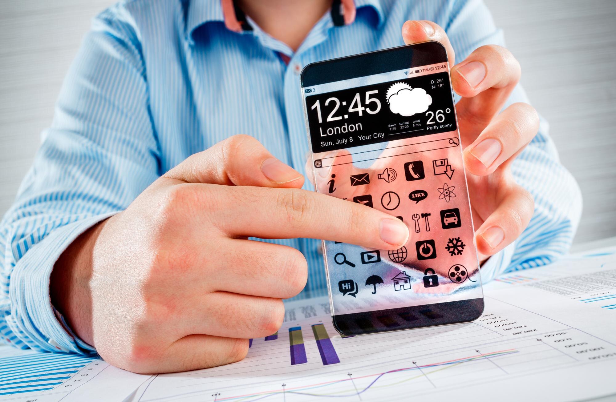 Smartfon (phablet) z przezroczystym wyświetlaczem w ludzkich rękach. Koncepcja aktualna przyszłość innowacyjne pomysły i najlepsze technologie ludzkości.