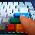 Wprowadzanie danych na tle klawiatury komputera