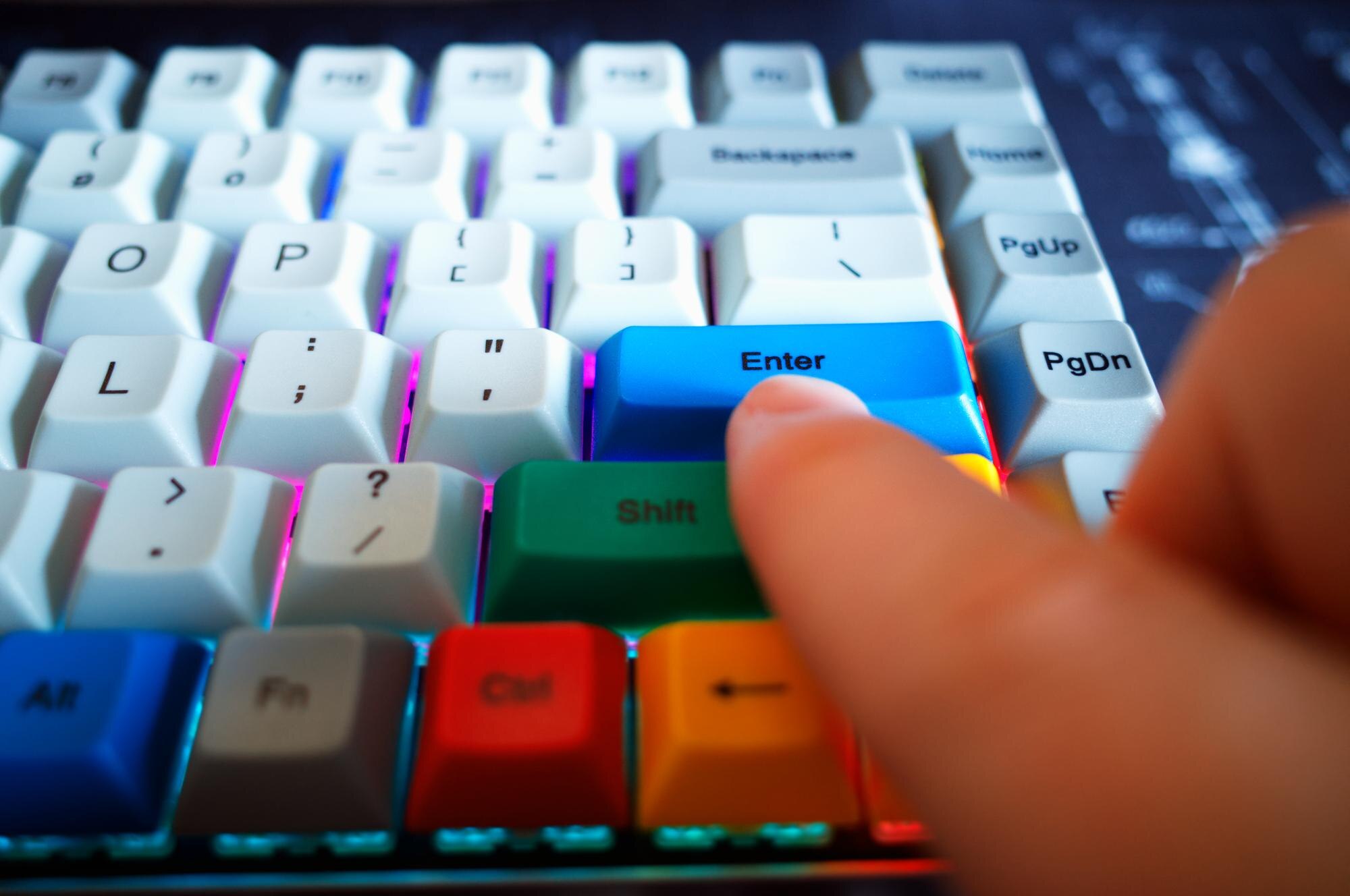 Wprowadzanie danych na tle klawiatury komputera