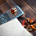 Suszone kawałki muchomora na stole z wagą. Pomiar mikrodawki, mikrogram psychodelicznej, leczniczej substancji odurzającej w trującym Amanita muscaria. Mikrodozowanie, psychotropowe