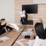 Wściekły zły szef krzyczy na pracowników otrzymujących naganę z winnym i zszokowanym wyrazem twarzy pokazującym autorytet