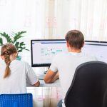 Ojciec z nastoletnią córką próbującą pracować z domu podczas kwarantanny Pozostań w domu, praca z domu koncepcja podczas pandemii koronawirusa