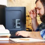 Mężczyzna pisze stół z piórami