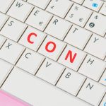 Zbliżenie na biało-różową klawiaturę laptopa z przyciskami con